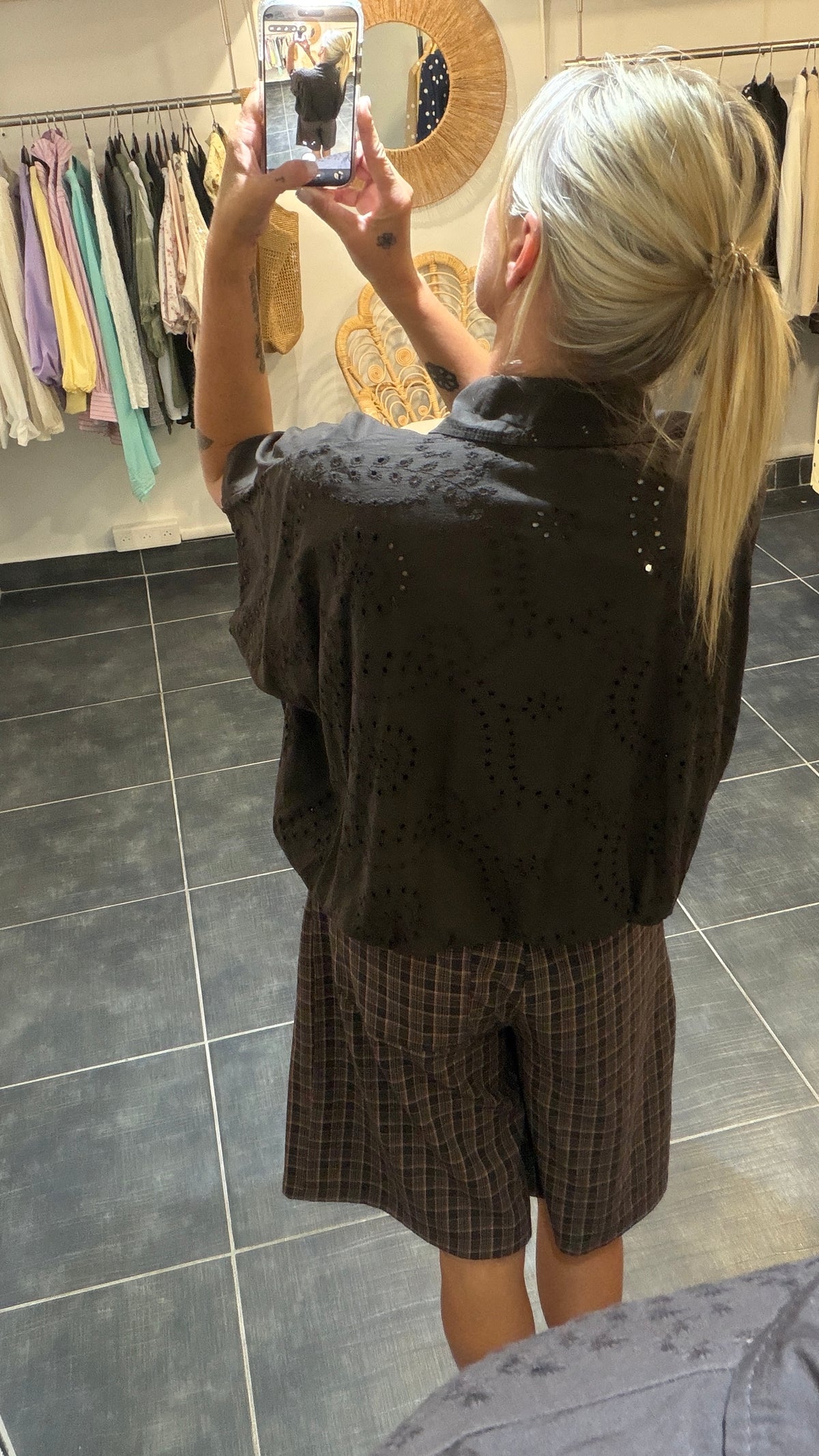 Blouse courte dos broderie anglaise DEA Chocolat