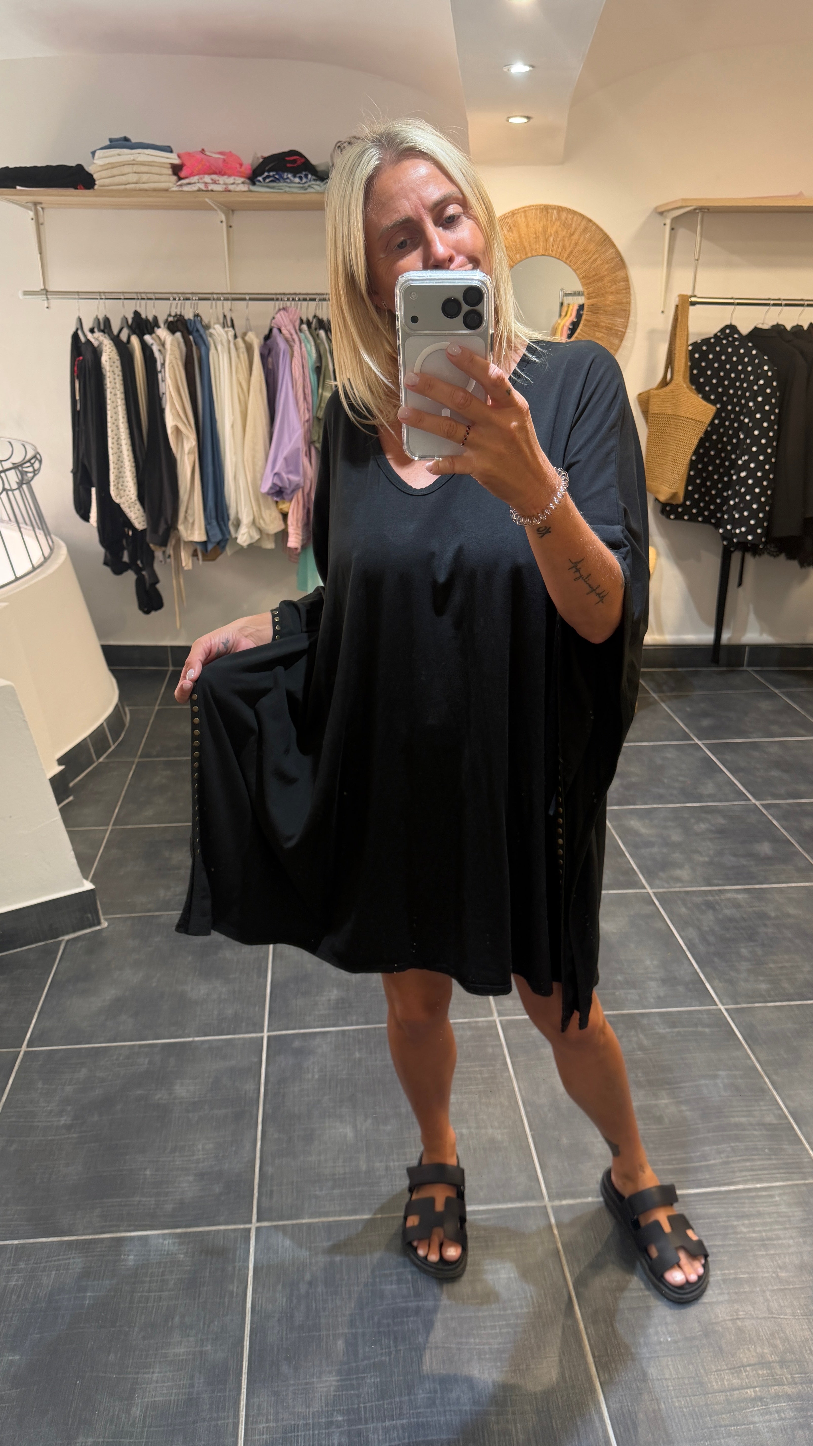 Robe courte et ample détails cloutés YODA Noir