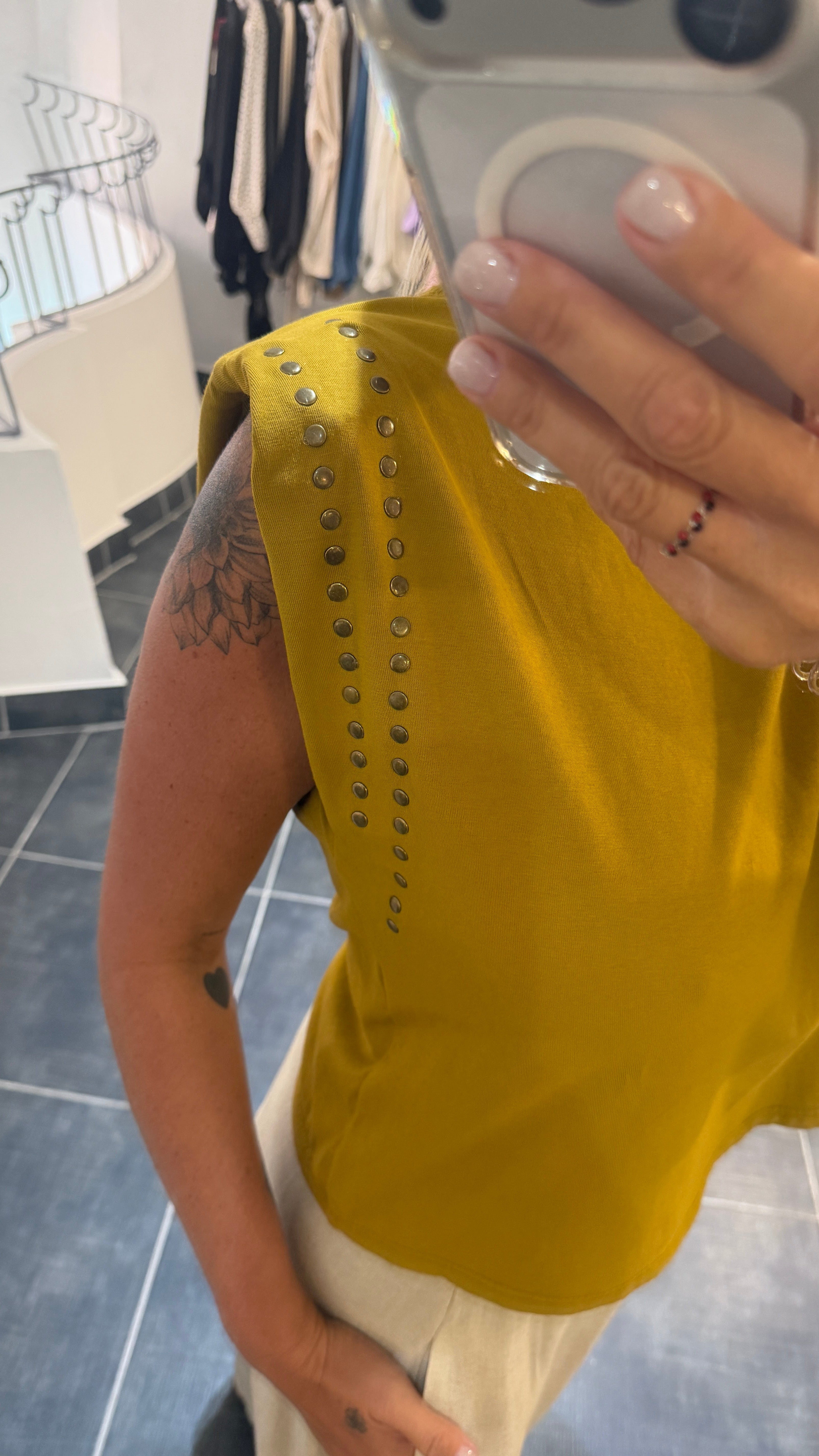 Top à épaulettes détails cloutés GANOU Jaune moutarde