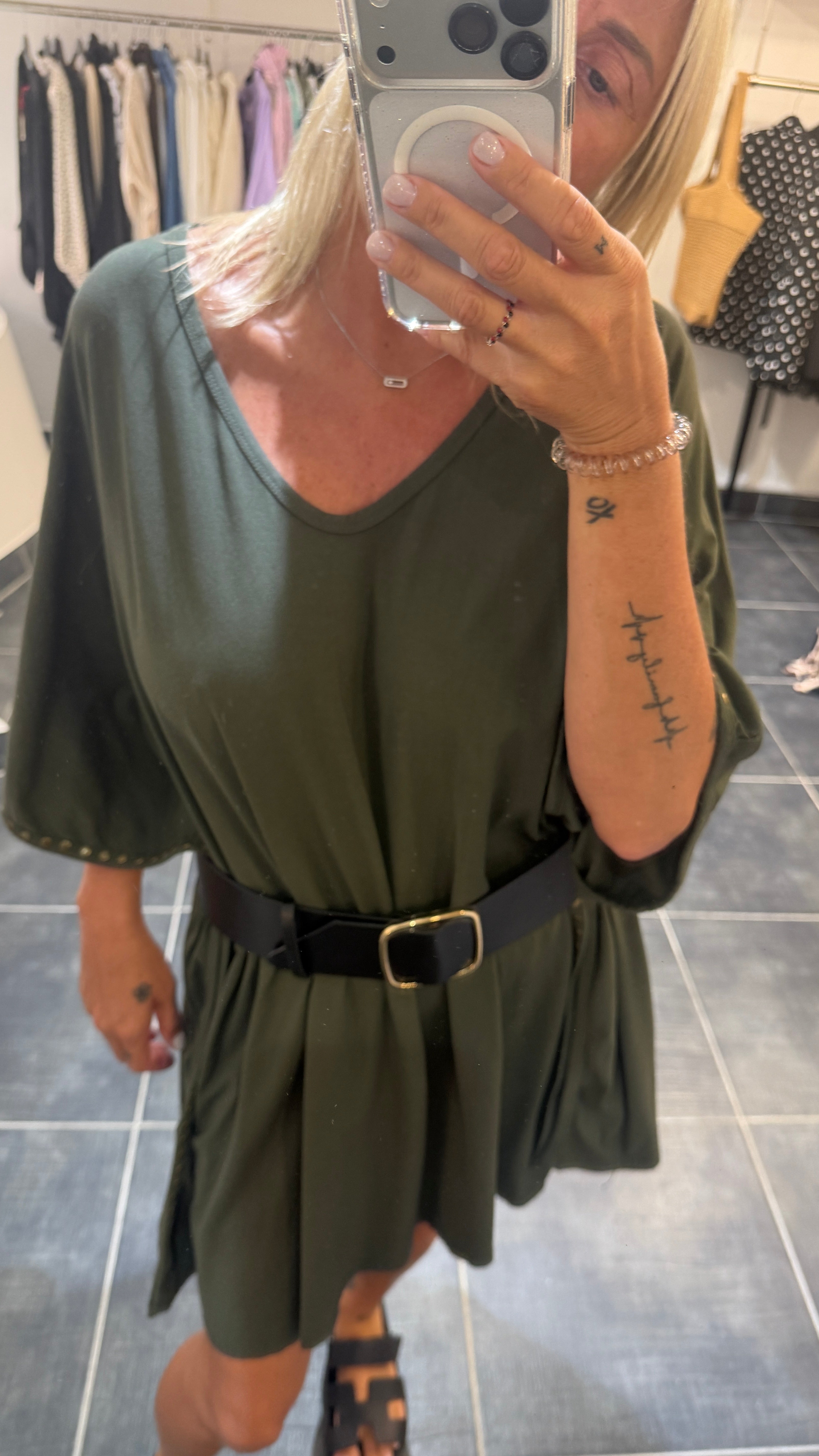 Robe courte et ample détails cloutés YODA Kaki