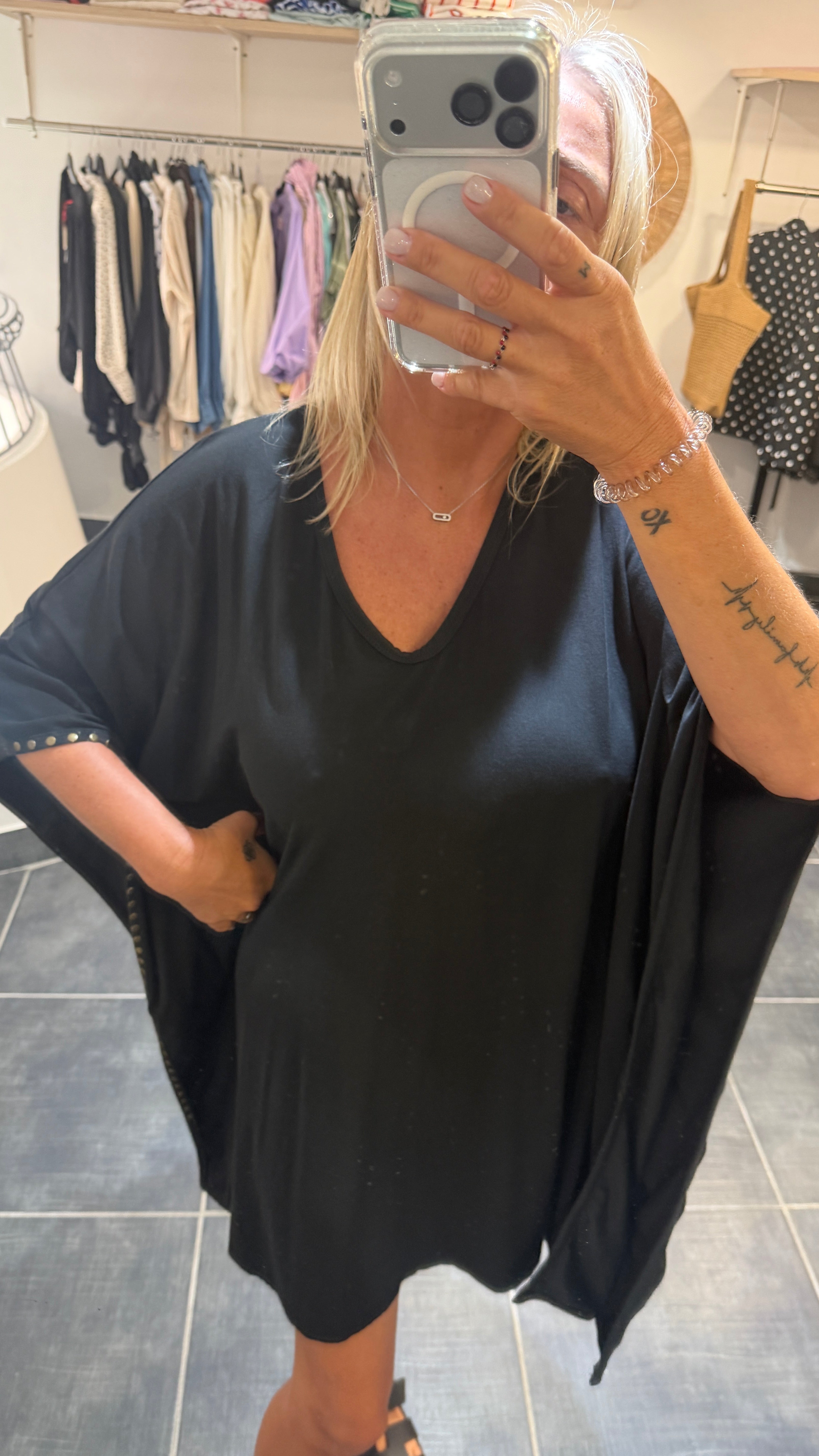 Robe courte et ample détails cloutés YODA Noir