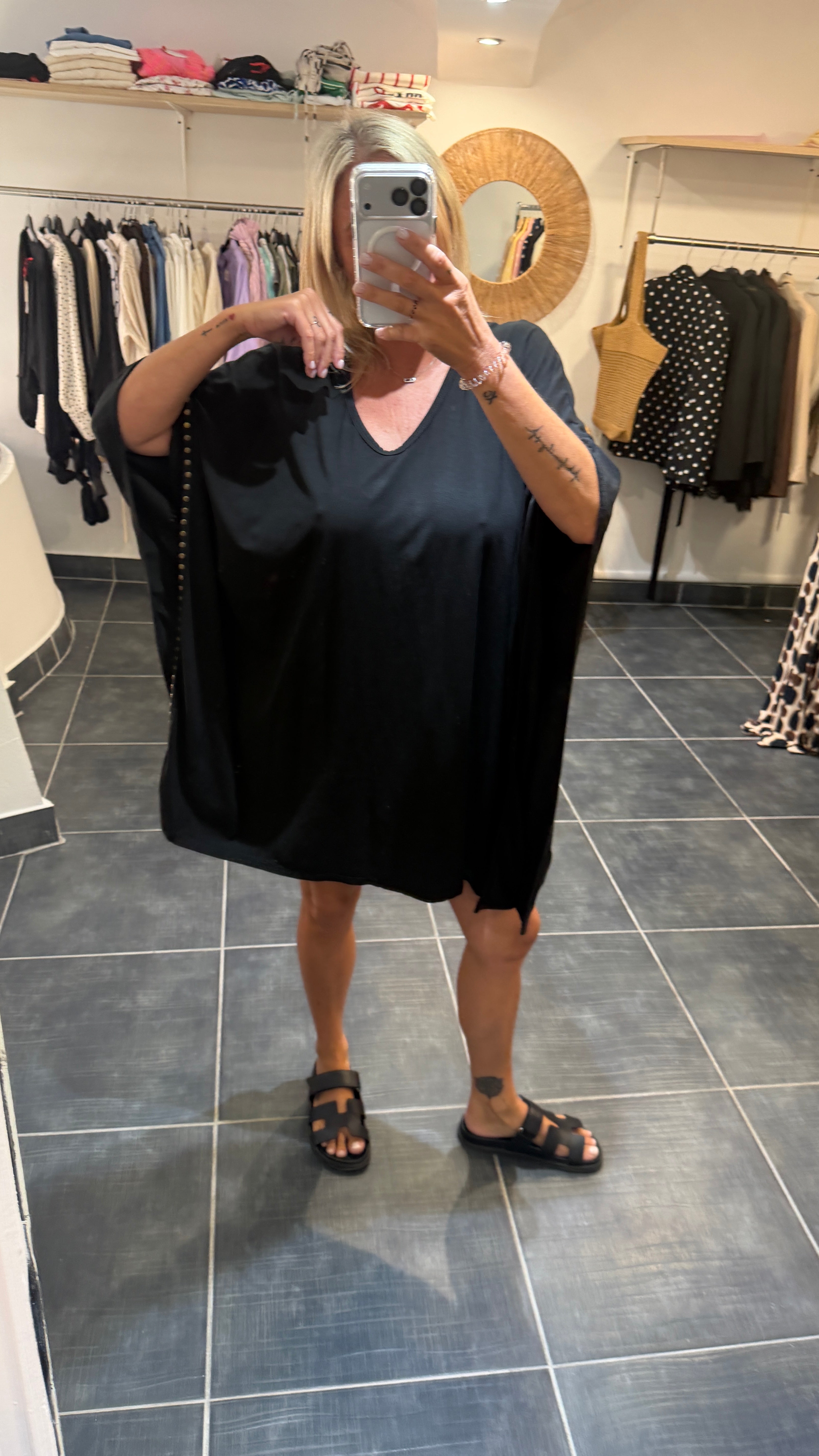 Robe courte et ample détails cloutés YODA Noir