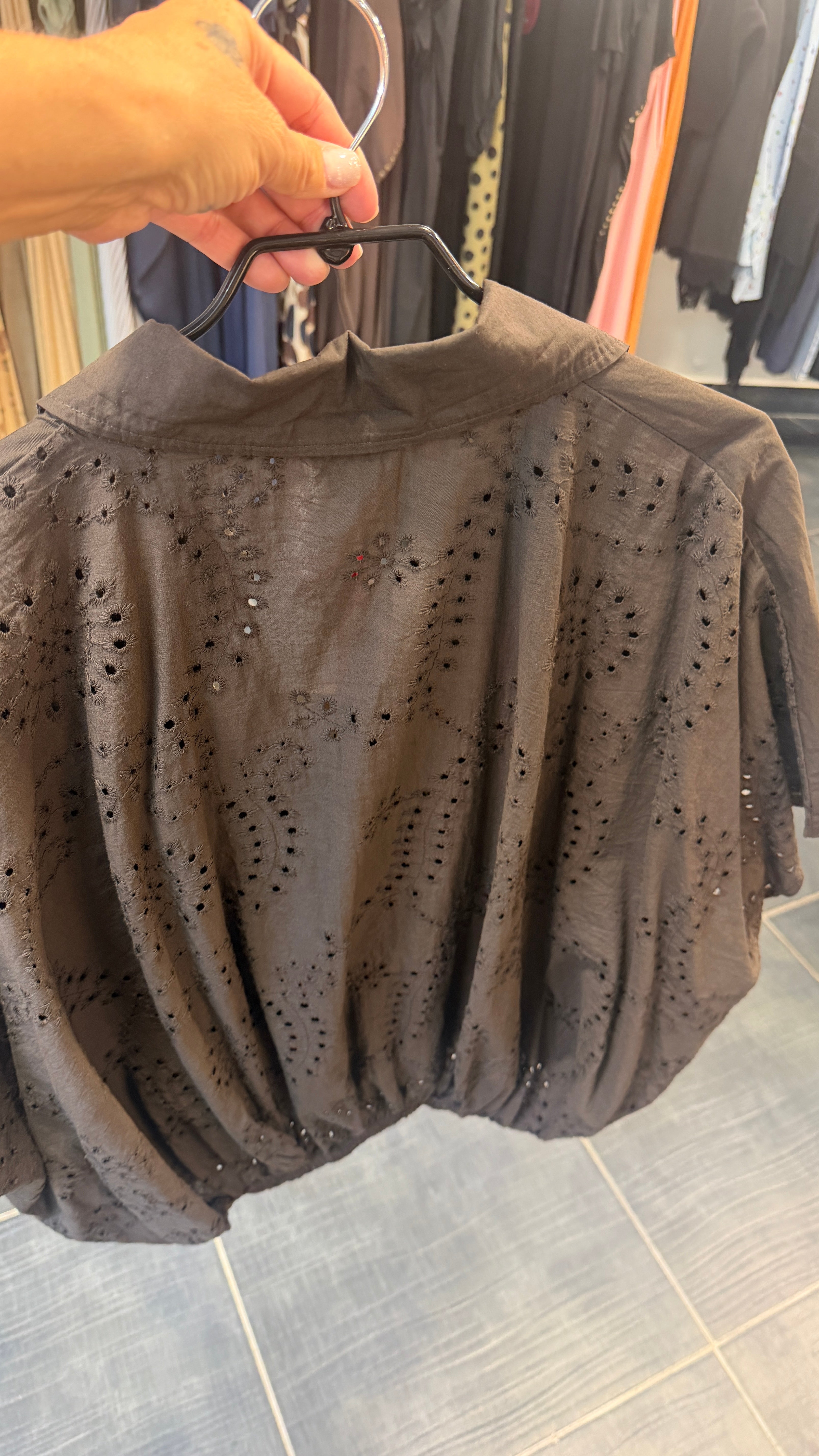 Blouse courte dos broderie anglaise DEA Chocolat