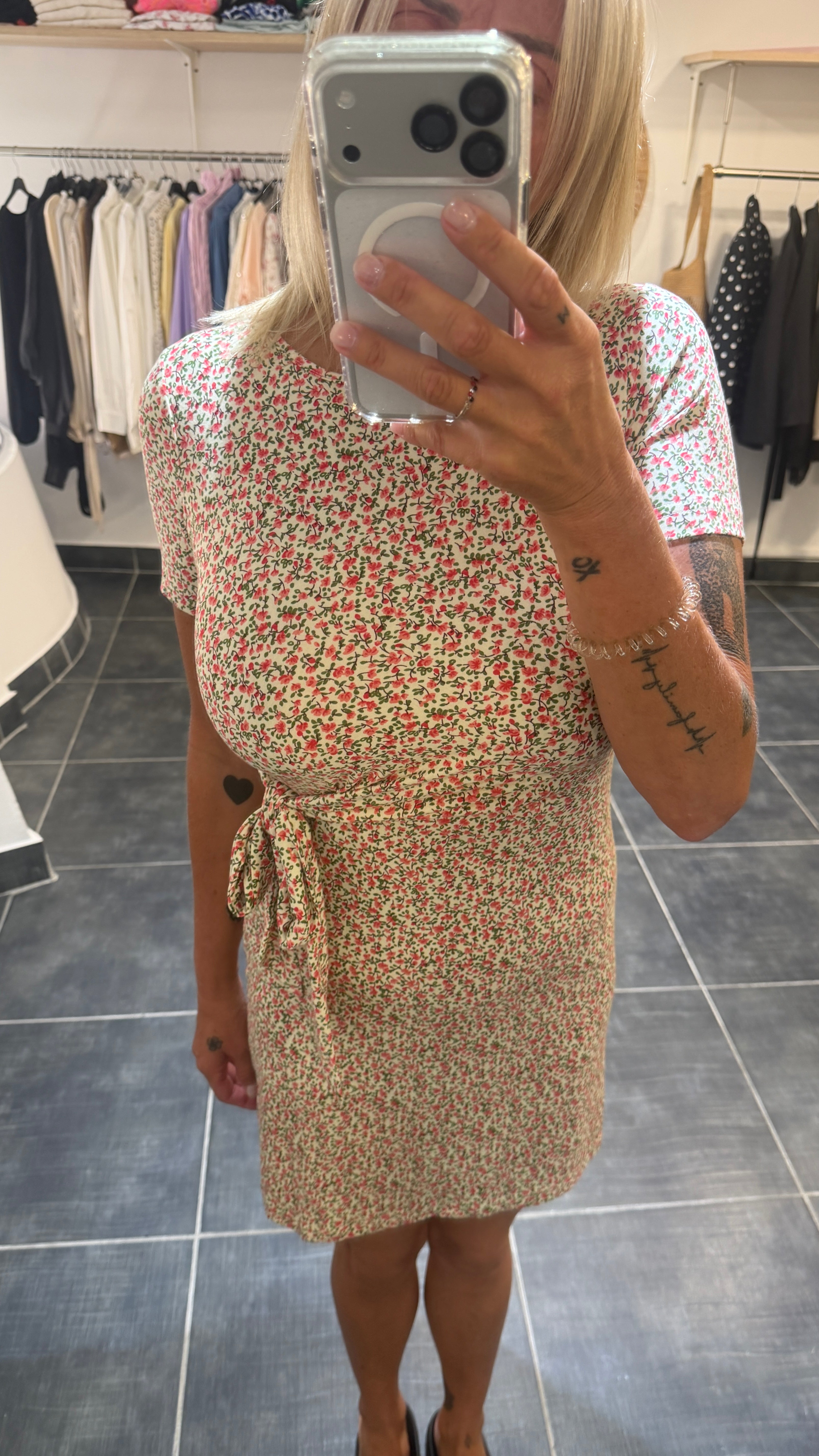 Robe courte près du corps Fleuri PIVOINE Ecru