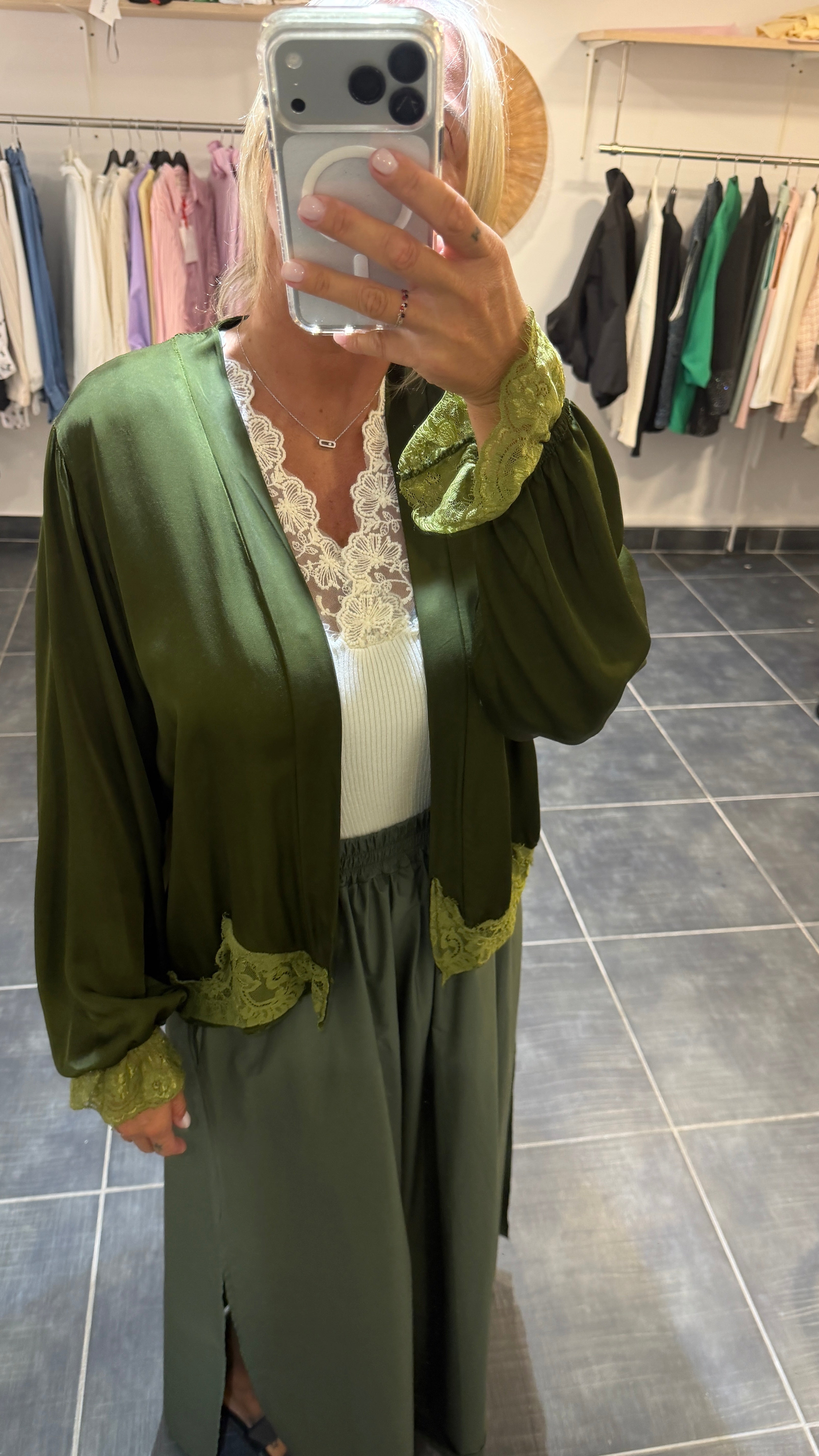 Gilet effet soie détails Dentelle GARY Kaki