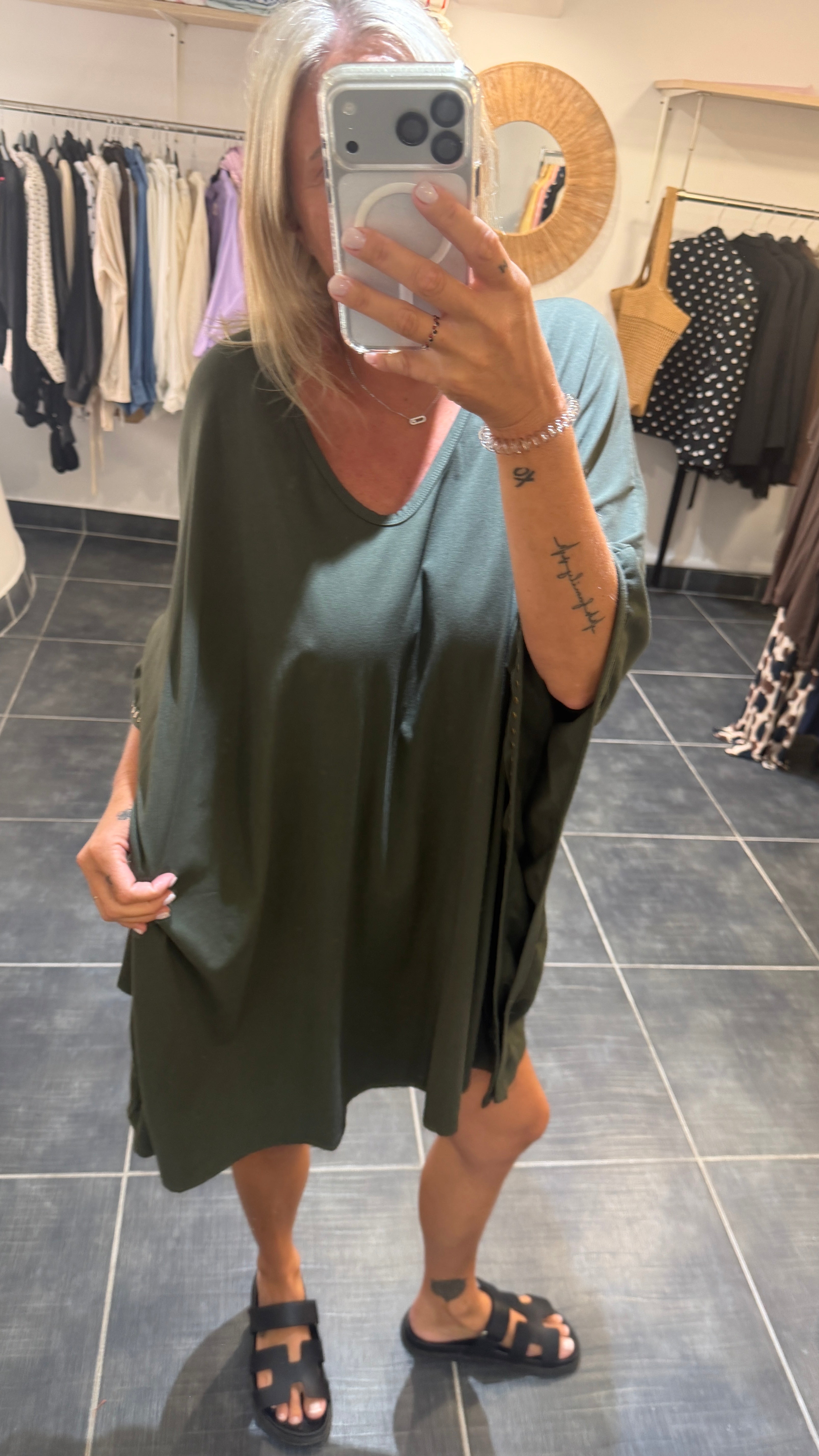 Robe courte et ample détails cloutés YODA Kaki