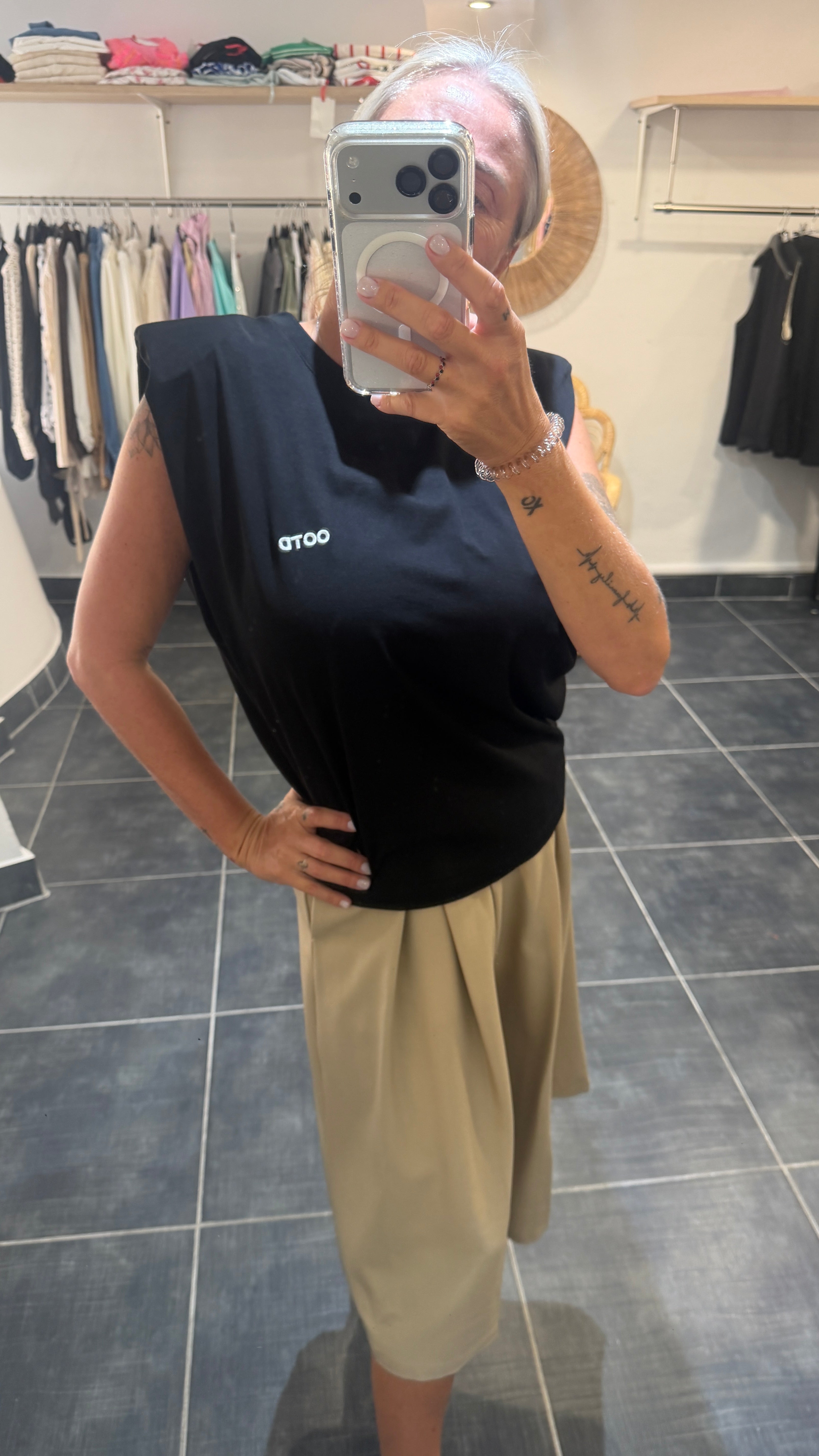 Top sans manches à Épaulettes OOTD Noir