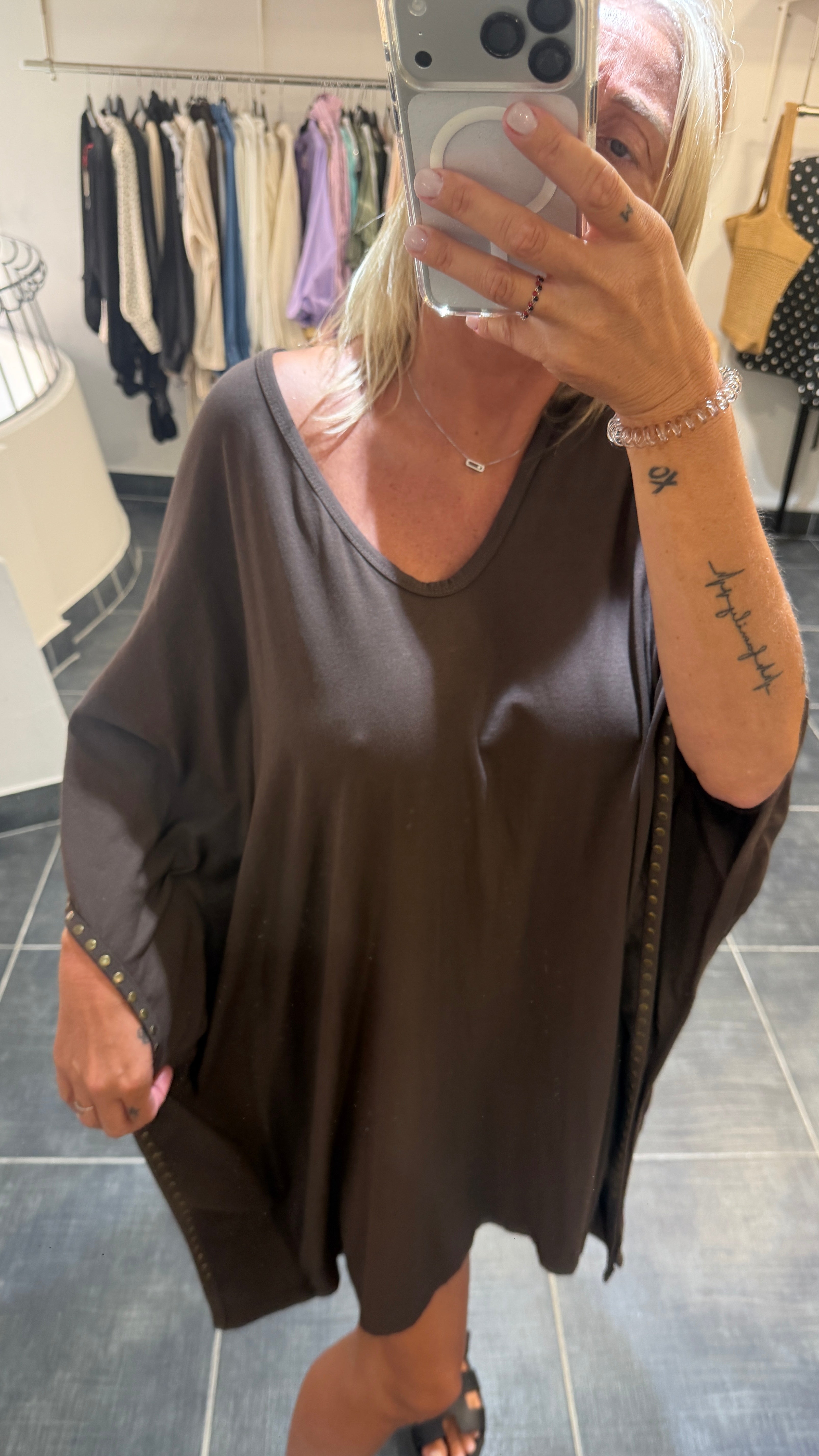 Robe courte et ample détails cloutés YODA Chocolat
