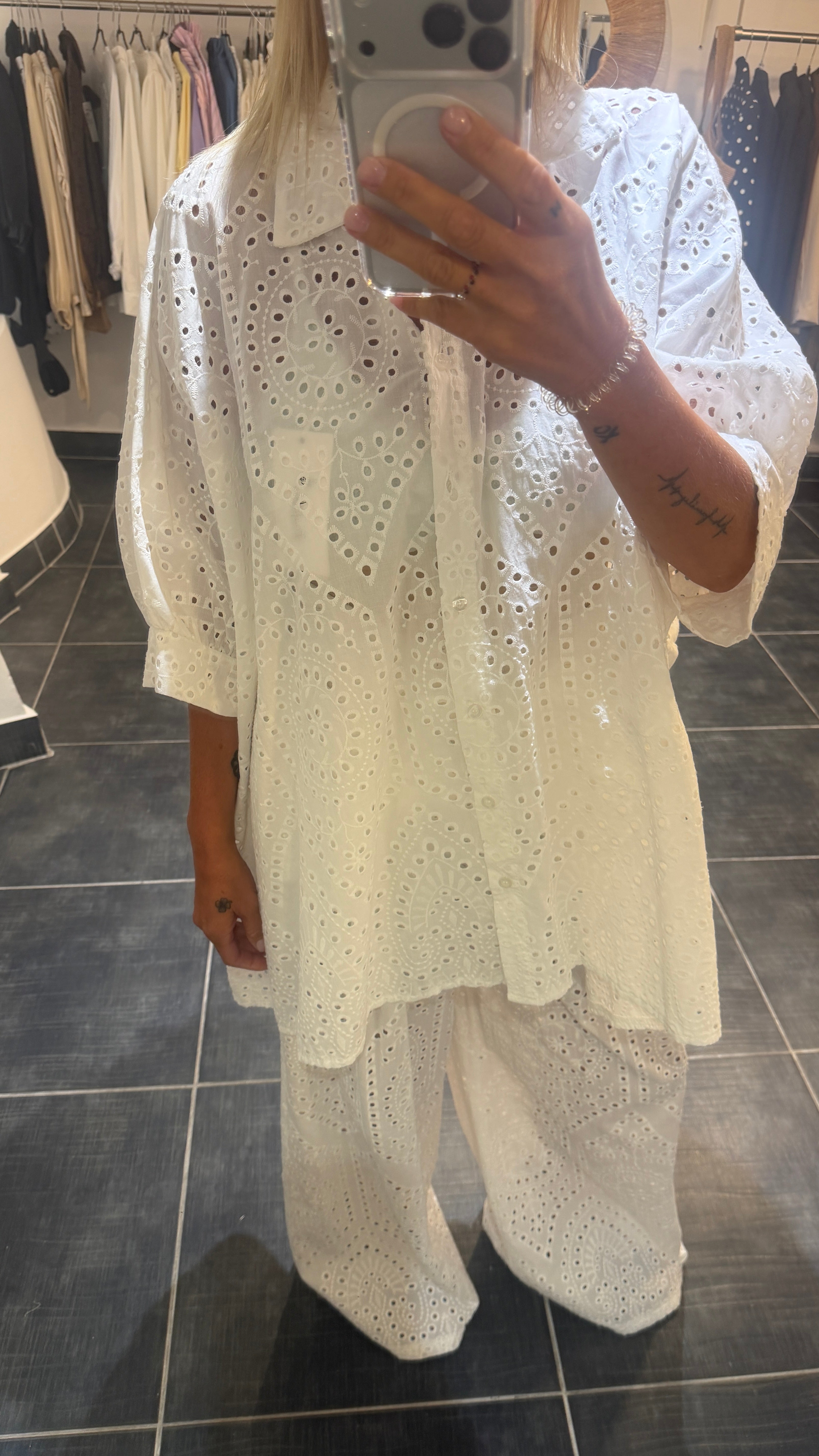 Chemise large en longue en broderie anglaise ANIA Blanc